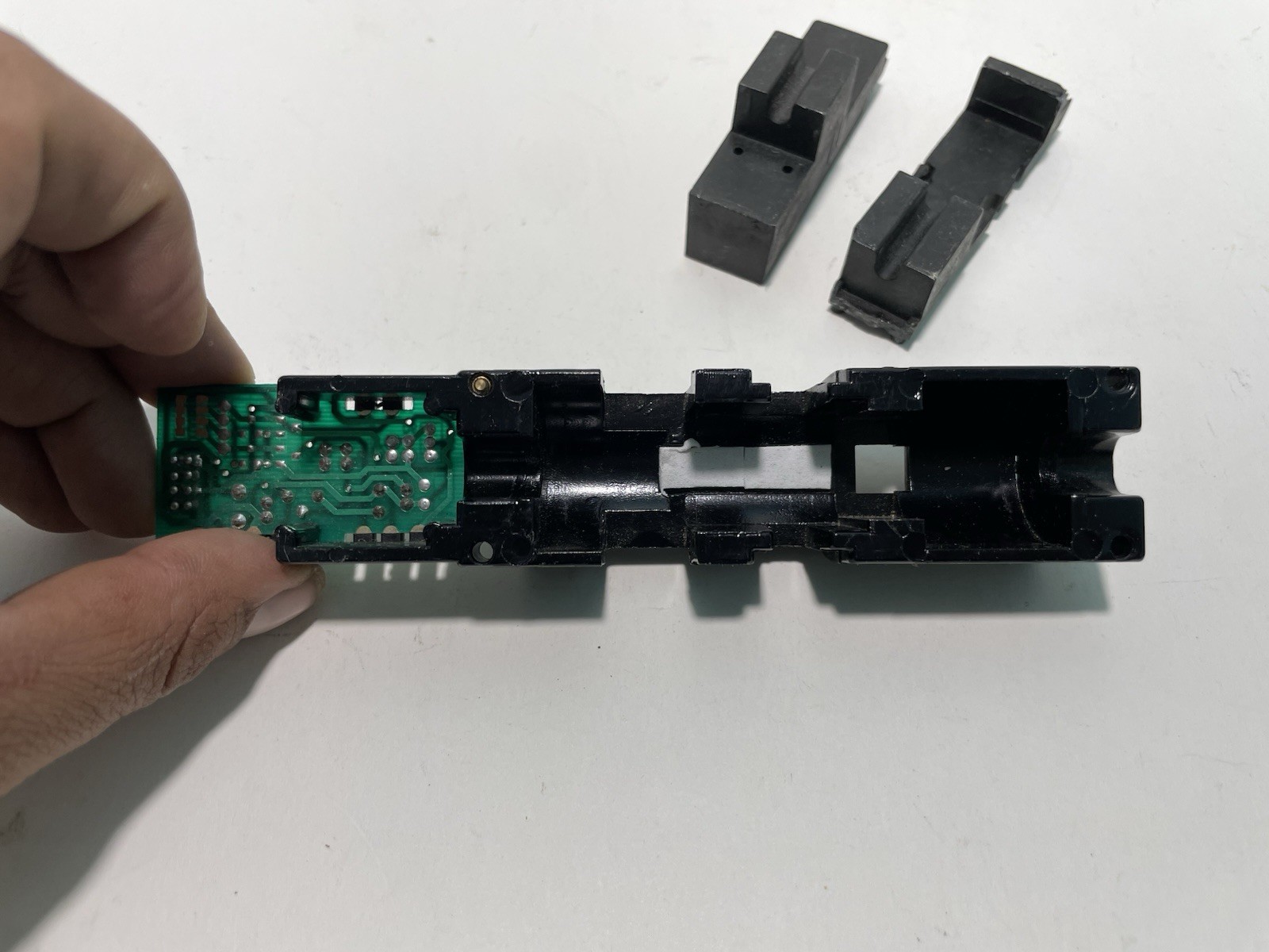 A2 Unbranded Ho Scale model Train Parts Diesel Locomotive Underframe Parts Only