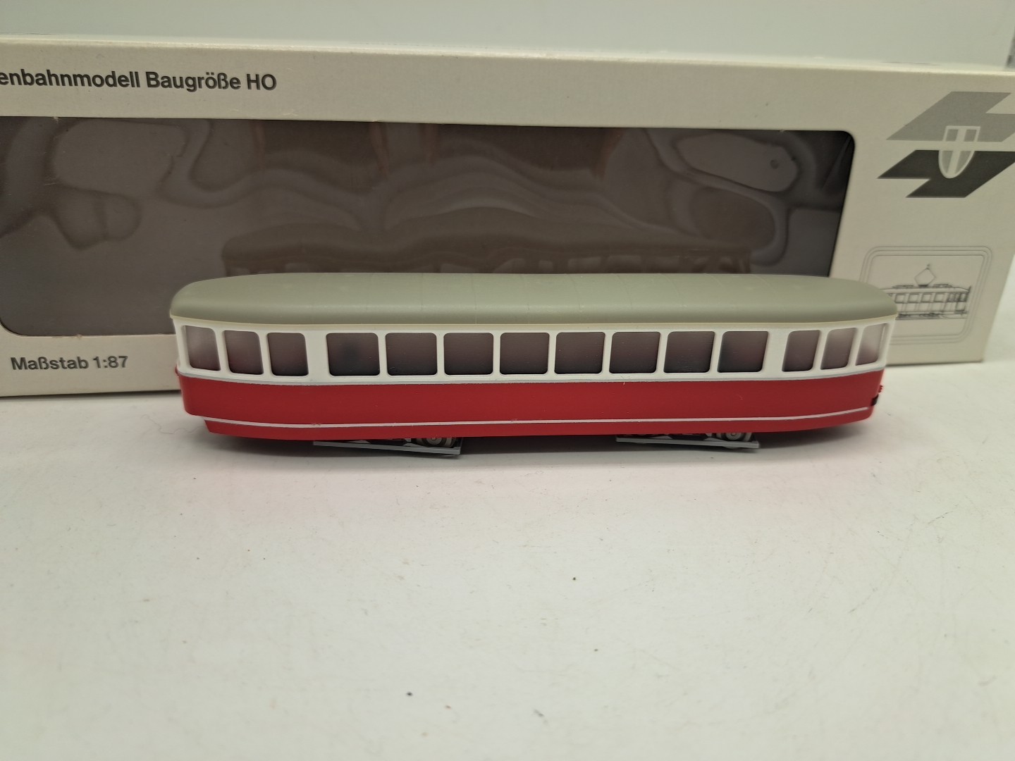 Tram White/Red Non-Motorized H0 1:87