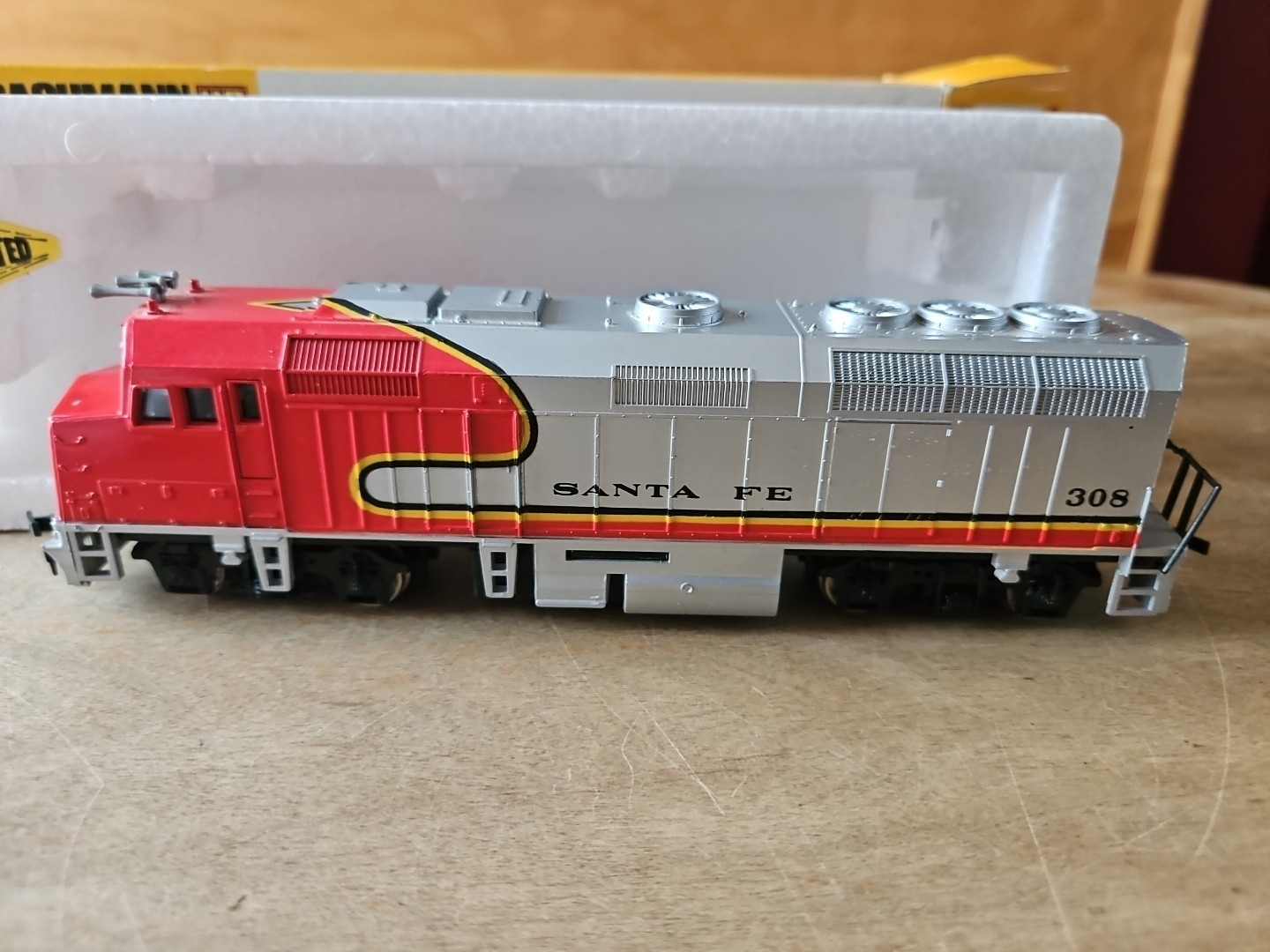 Bachmann HO Scale 0676 EMD F40PH Diesel Locomotive in Box