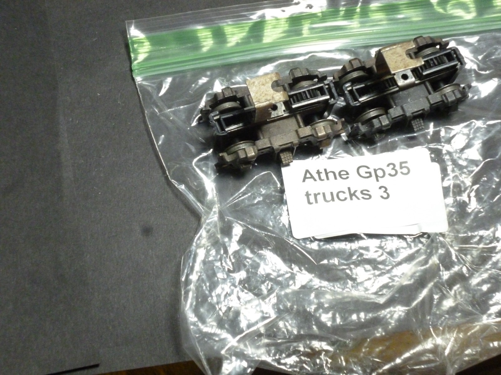 Ho Athearn Diesel locomotive Gp35 4 wheel trucks pair vintage.