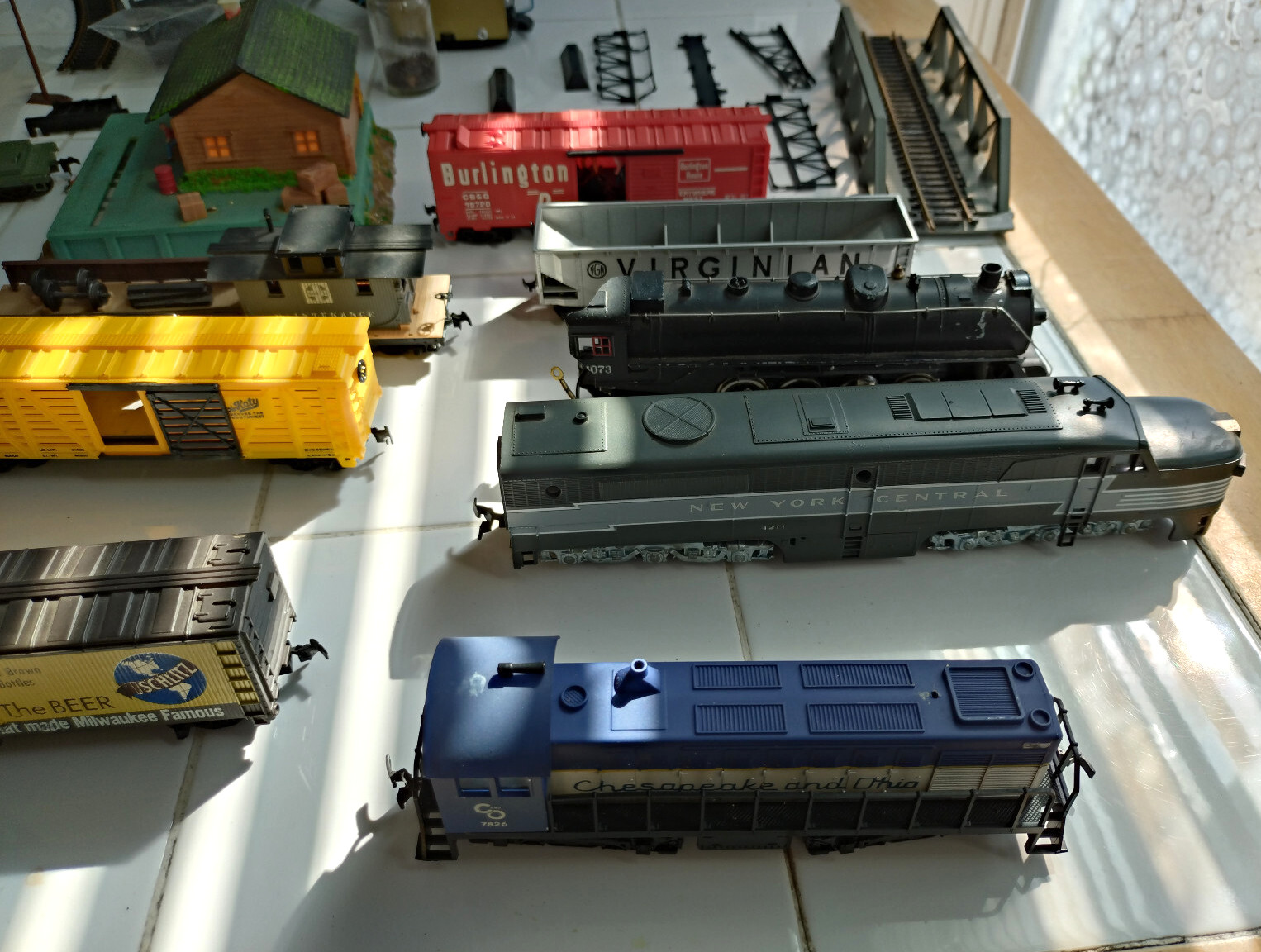 HO scale train start up, 1970’s, 2 locomotives, 12 cars, station + Very Clean
