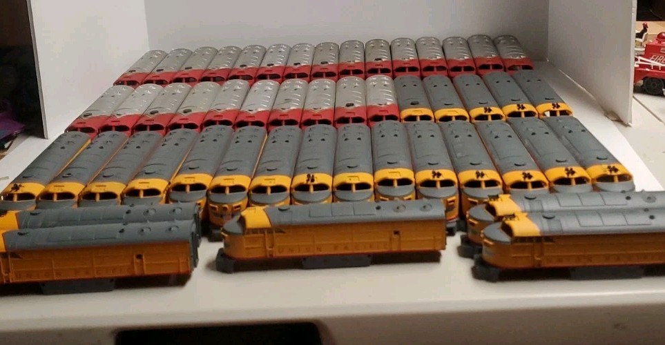 Unbranded Santa Fe 5028 & Uion Pacific 1041 Diesel HO 1/87 Shell only Lot 50 Bx5