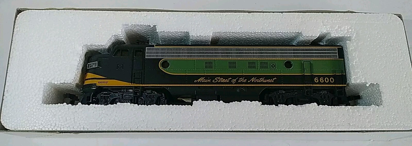 New Atlas HO Scale 8326 Northern Pacific NP 6600 FP7 Diesel Locomotive Main St.