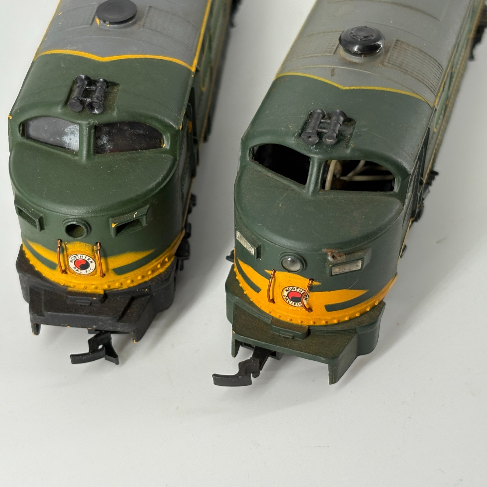 AHM HO Scale Diesel Locomotive Northern Pacific 6500 Powered & Dummy TESTED