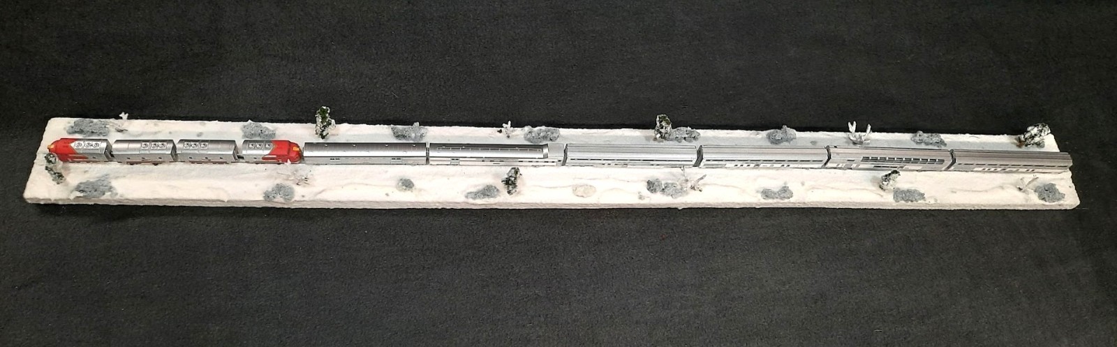 Z SCALE 36″ DISPLAY DIORAMA -“WINTER SNOW SCENE” – FOR ANY Z SCALE TRAINS