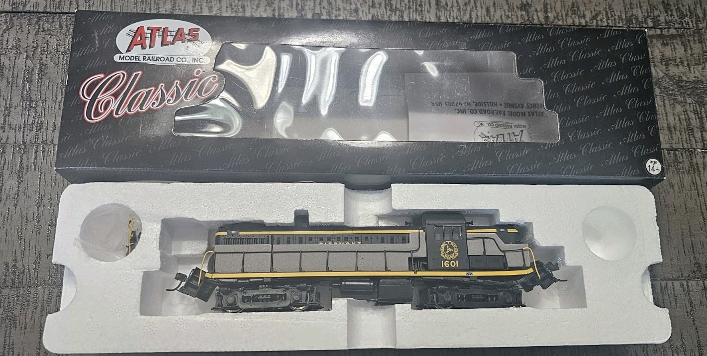 Atlas Classic Series 10000522 HO RS-3 Locomotive Piedmont & Northern #1604 Dmg