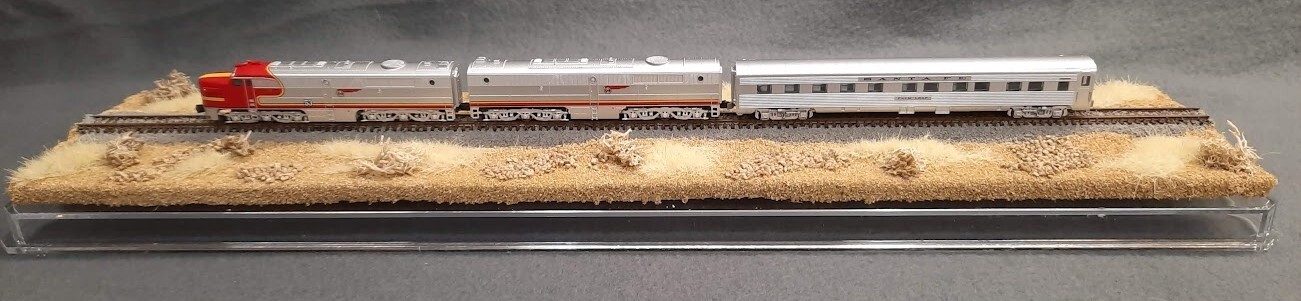 Z SCALE 16″ SINGLE-TRACK DISPLAY CASE -“DESERT SCENE” – FOR ANY Z TRAINS