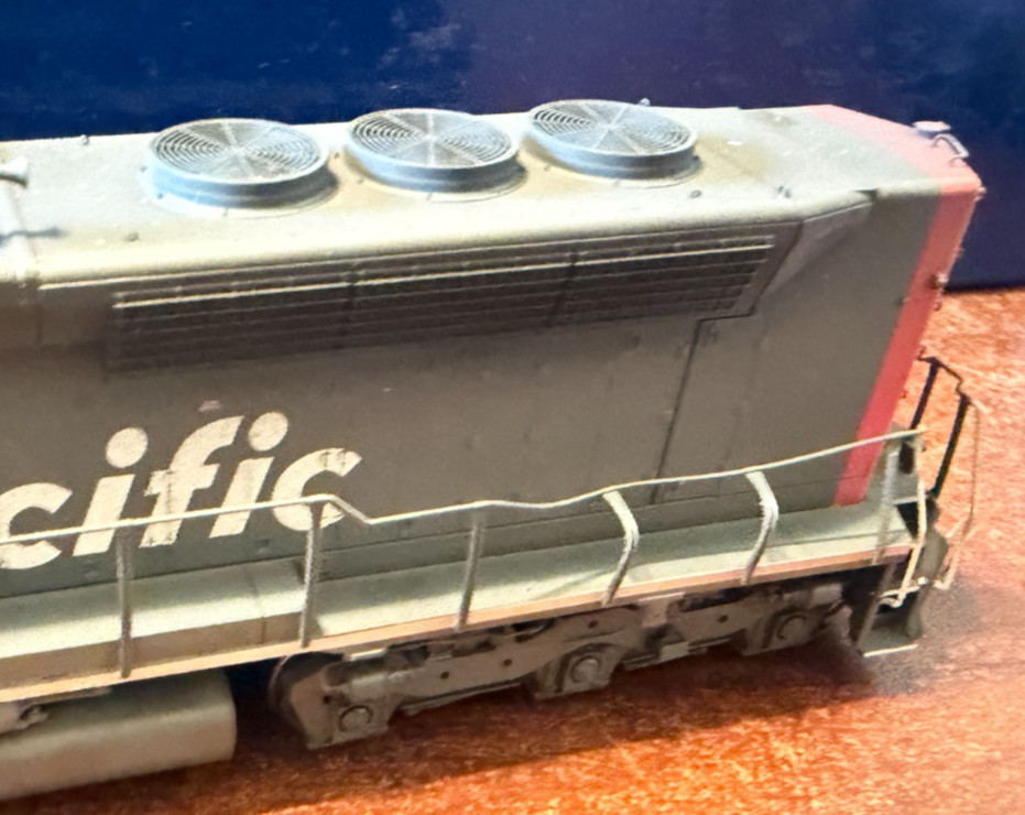 HO Athearn Genesis Southern Pacific SD40M-2 with DCC & Sound – Weathered