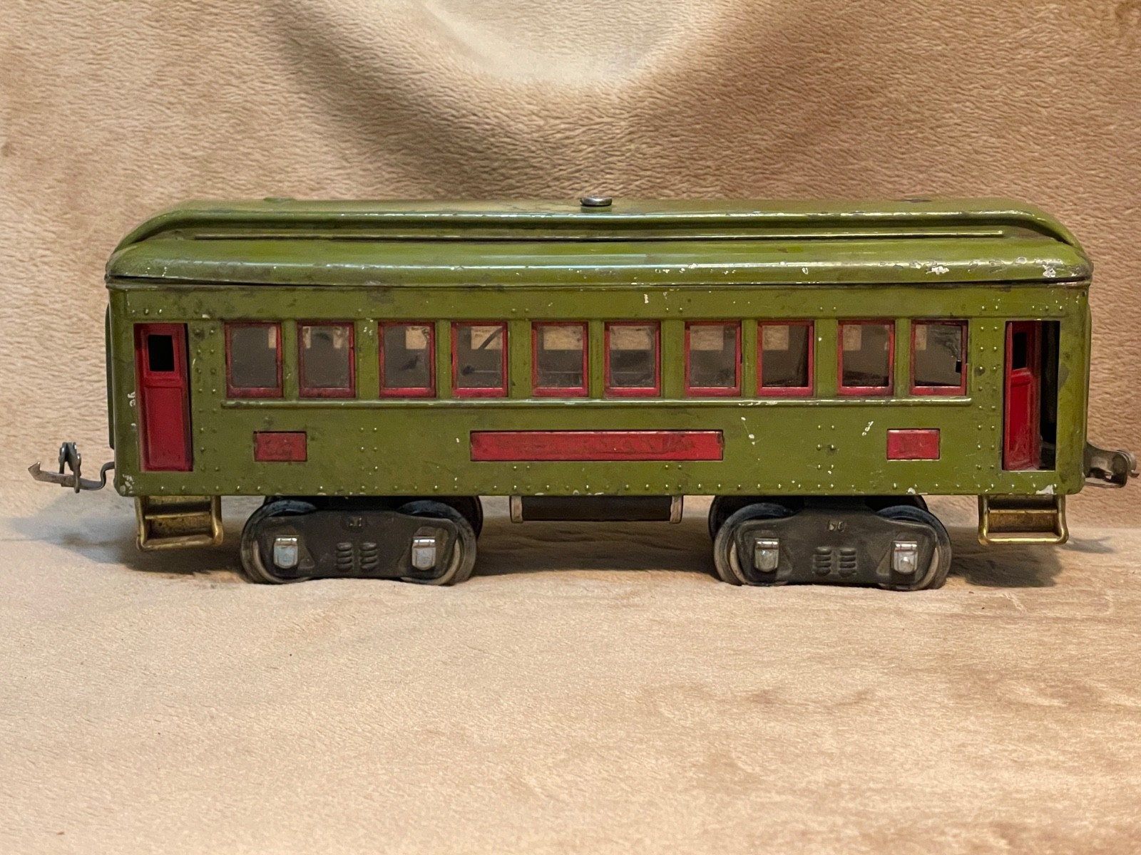 Lionel prewar Standard Gauge electric loco #8, cars 337 and 338. Needs help.