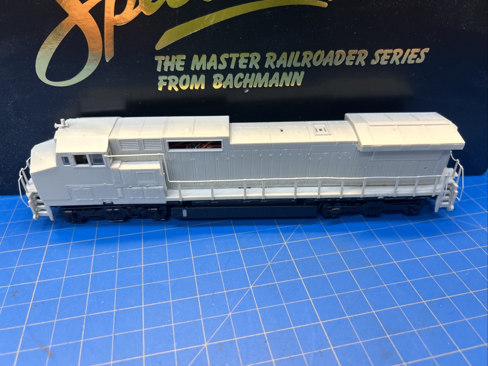 Bachmann Spectrum 83501 8-40CW Loco UNDECORATED DCC On Board Body Not Secured