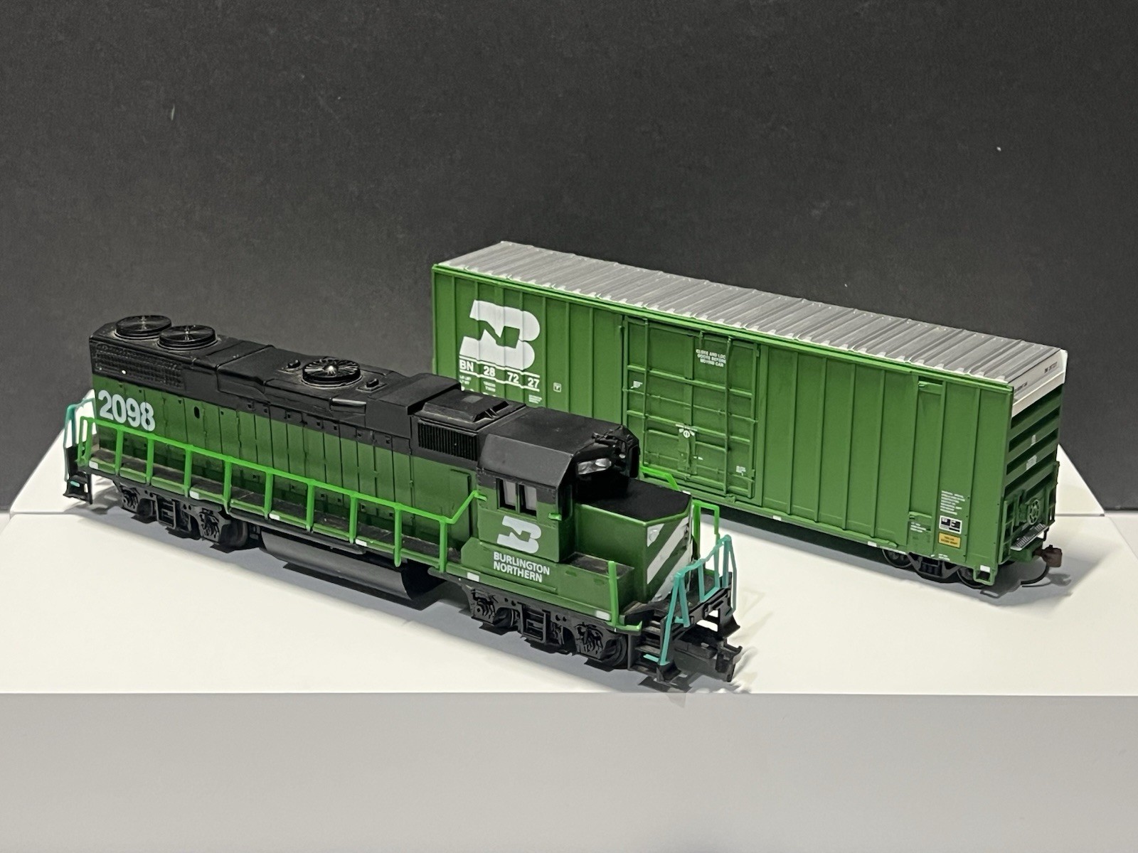 Burlington Northern • HO • GP38 Locomotive 2098 & 932-7101 Cube Boxcar BN 287272