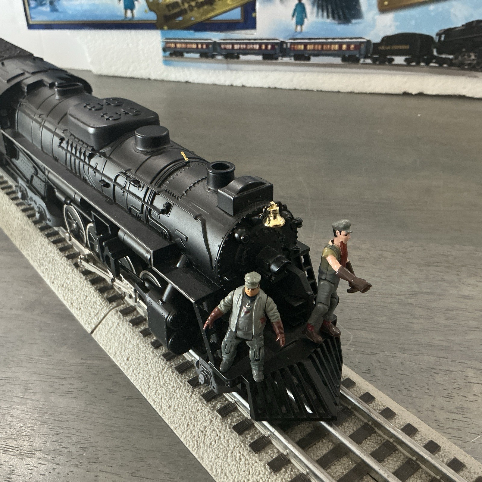 LIONEL POLAR EXPRESS™ O GAUGE WITH LIONCHIEF BERKSHIRE ENGINEw/TENDER & REMOTE x