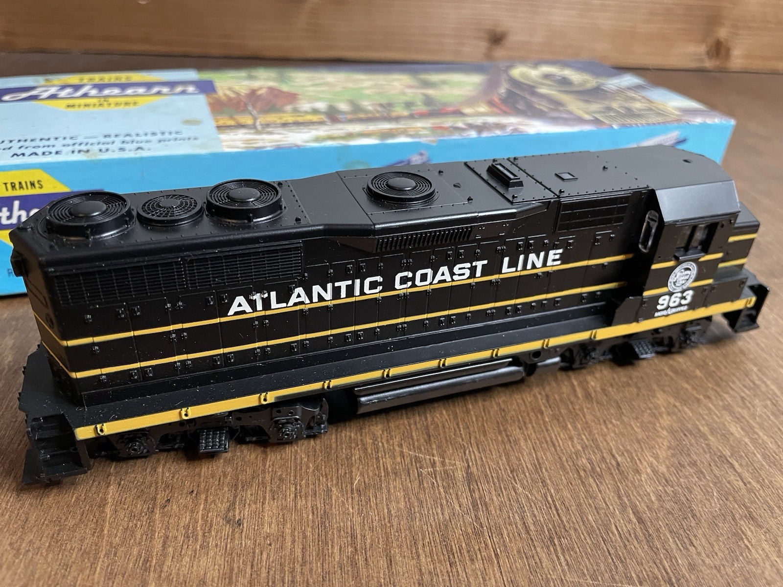 Athearn HO Blue Box Atlantic Coast Line GP35 Diesel Engine #963-Unpowered Dummy
