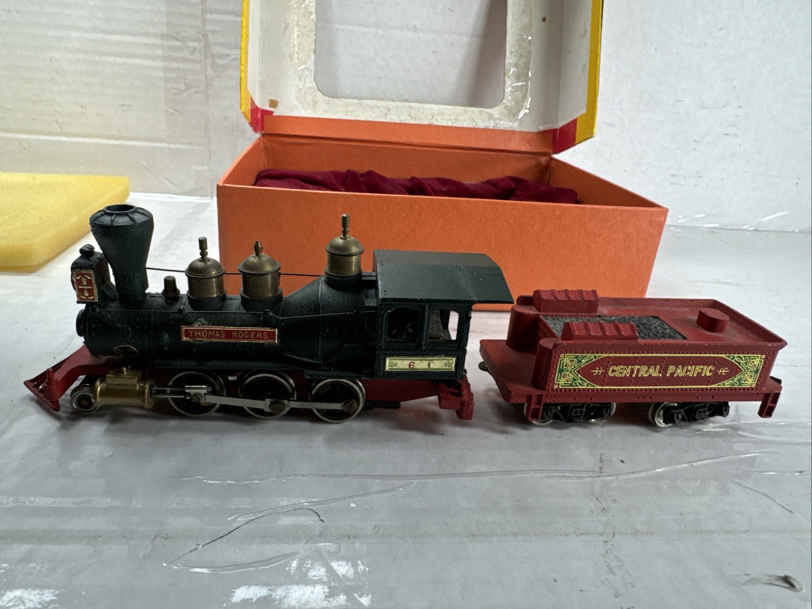 Aristocraft Ho Scale 2-6-0 Central Pacific Steam Locomotive Train Set