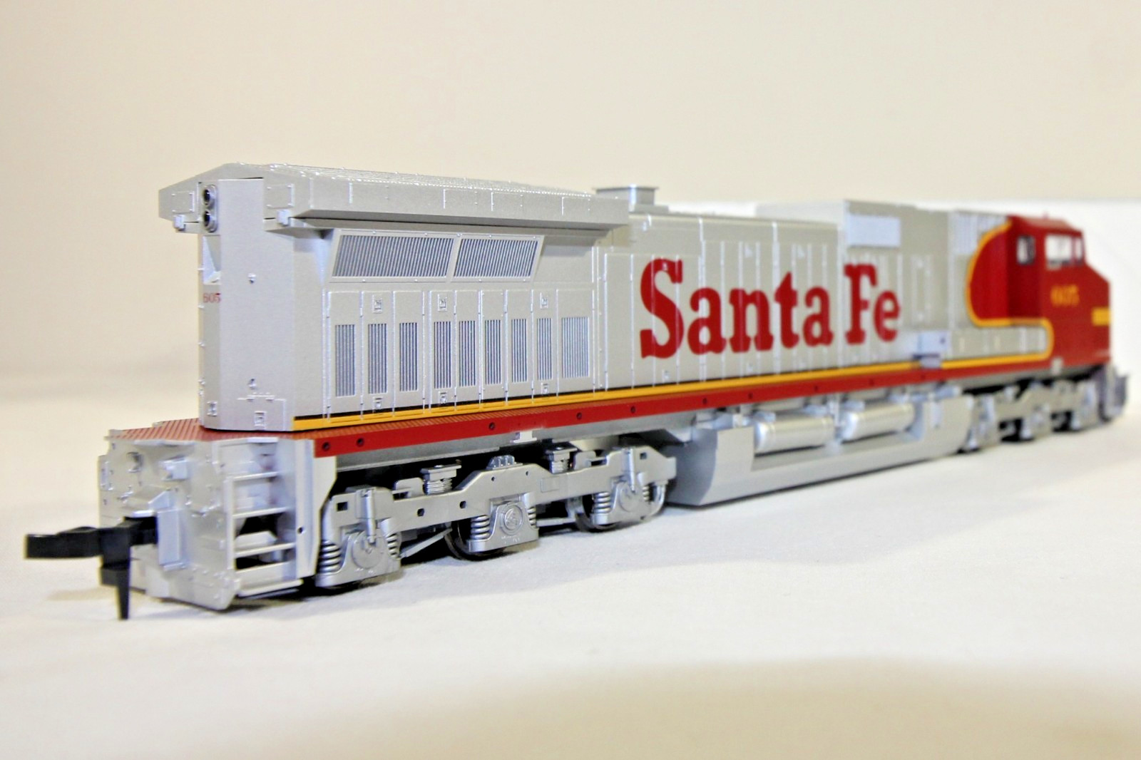 KATO HO GE C44-9W Dash 9 Santa Fe #605 37-1210 New in Box Complete