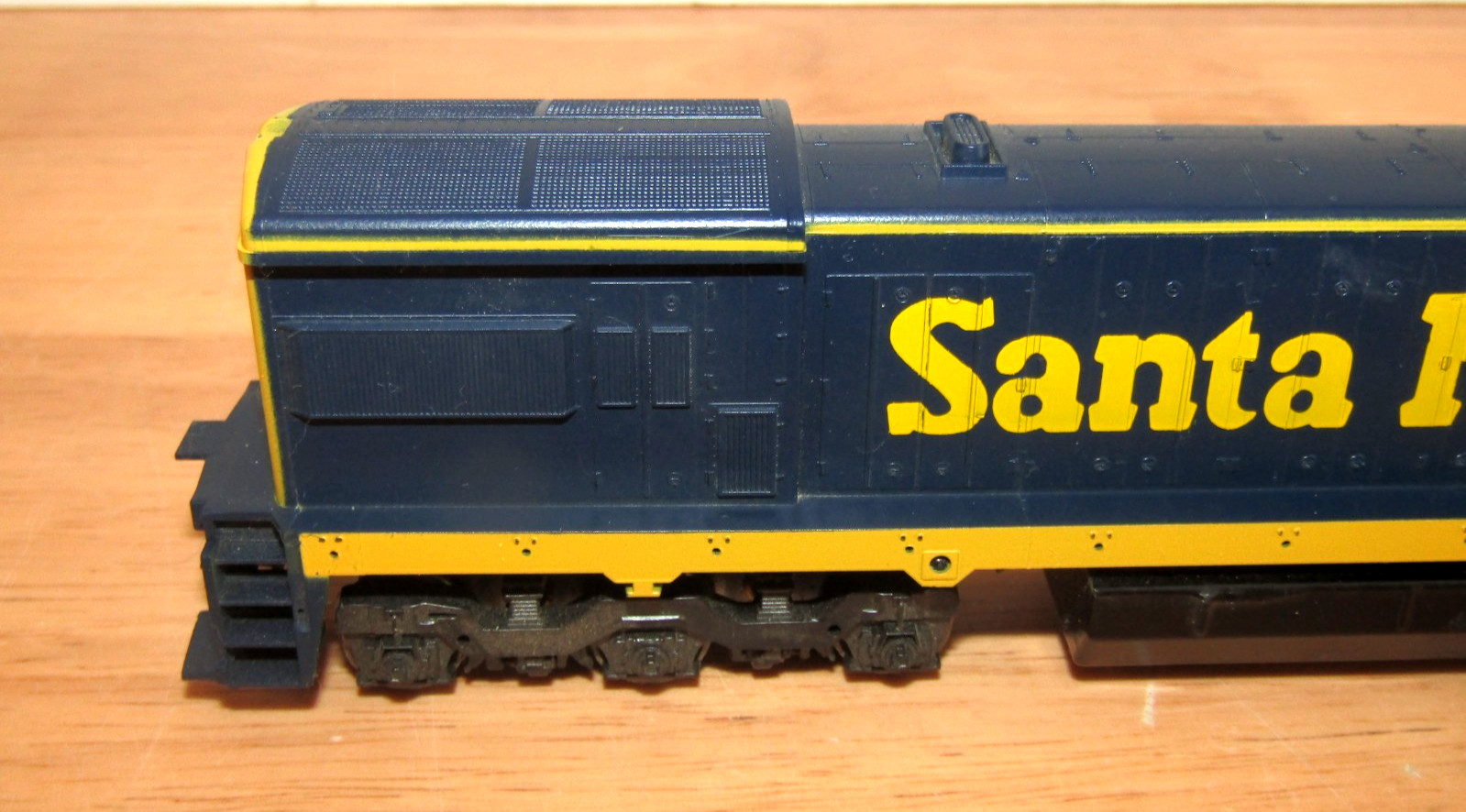 Athearn HO 3501 Santa Fe U33-C Powered Locomotive 8517