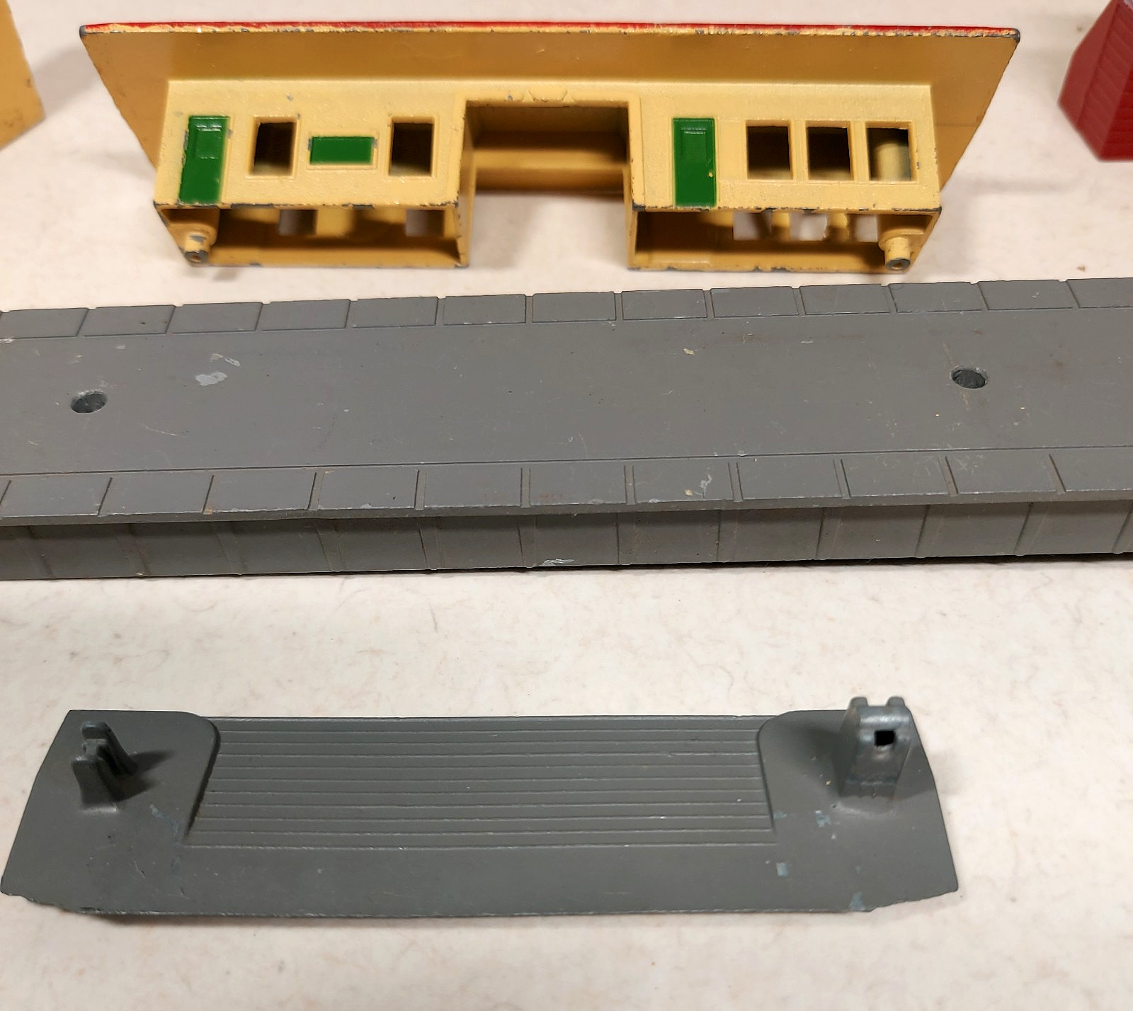 Vtg Lone Star N Scale UP Locomotive Train & Cars Houses Trucks Station England
