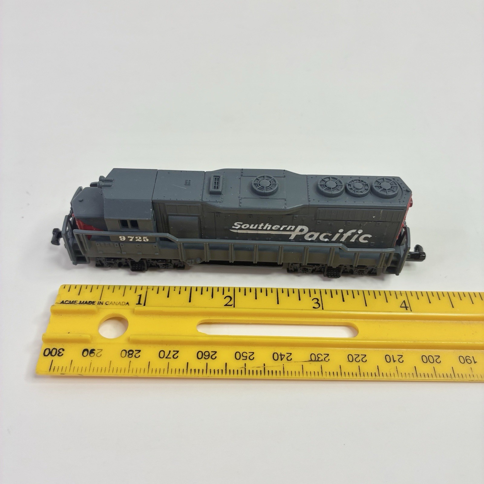 Southern Pacific Locomotive # 9725 Model Train No 418 High Speed N Scale w Box