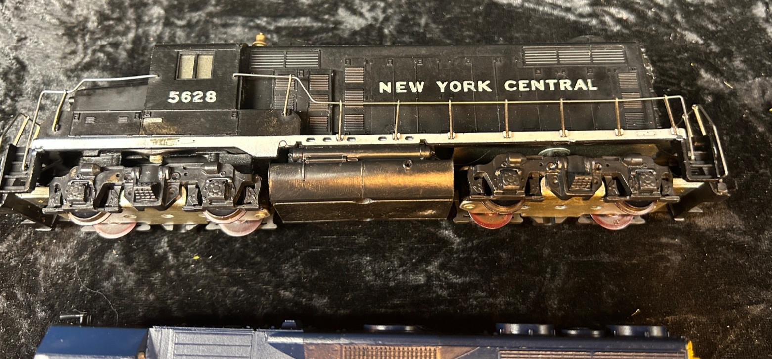 Lot 3 HO 5628, 350, 1347 Santa Fe, New York Central, 2 Locomotives, 1 Dummy, c33