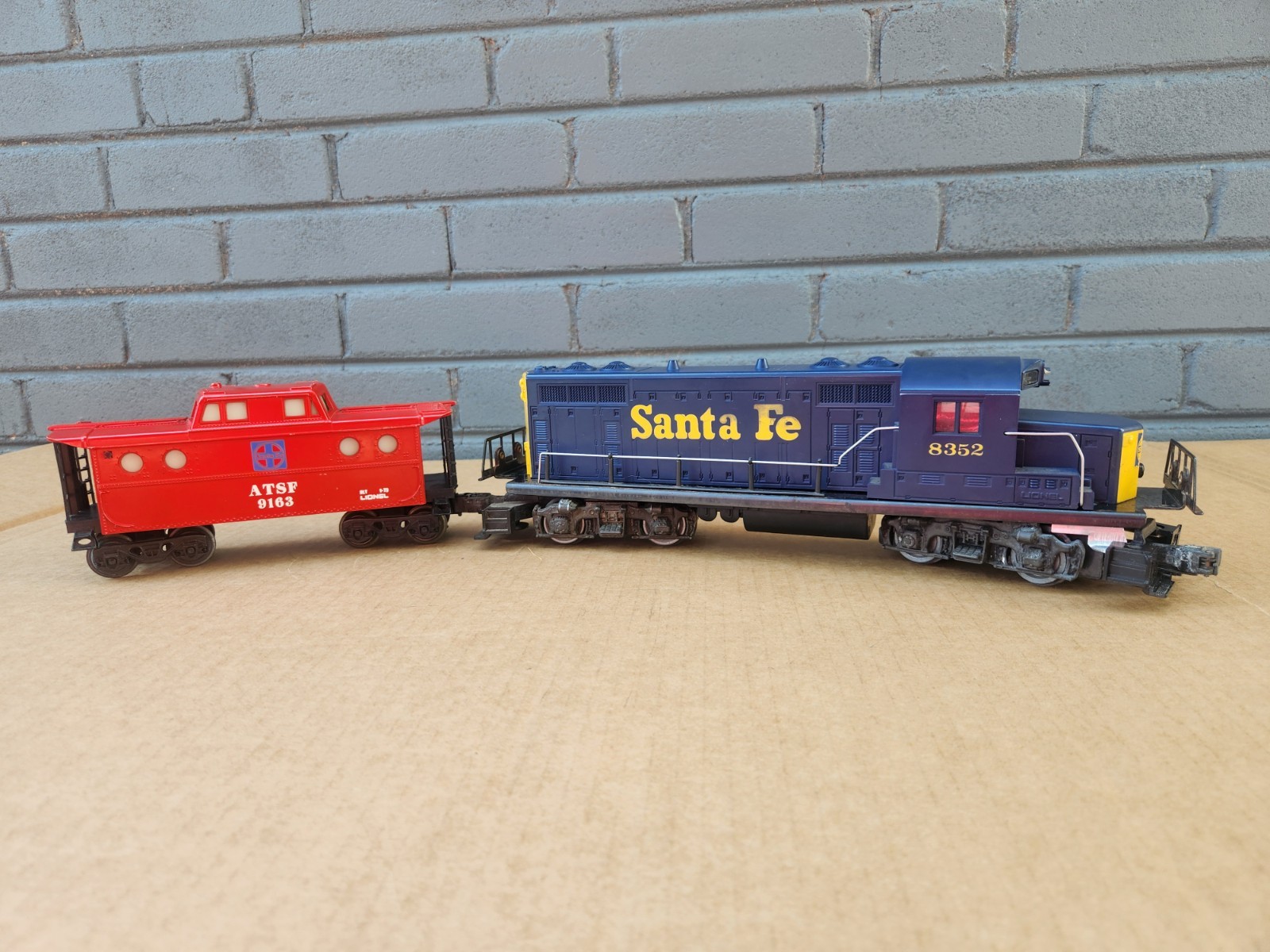 Lionel 8352 Santa Fe GP7 Powered Diesel Switcher Locomotive & 9163 AT&SF Caboose