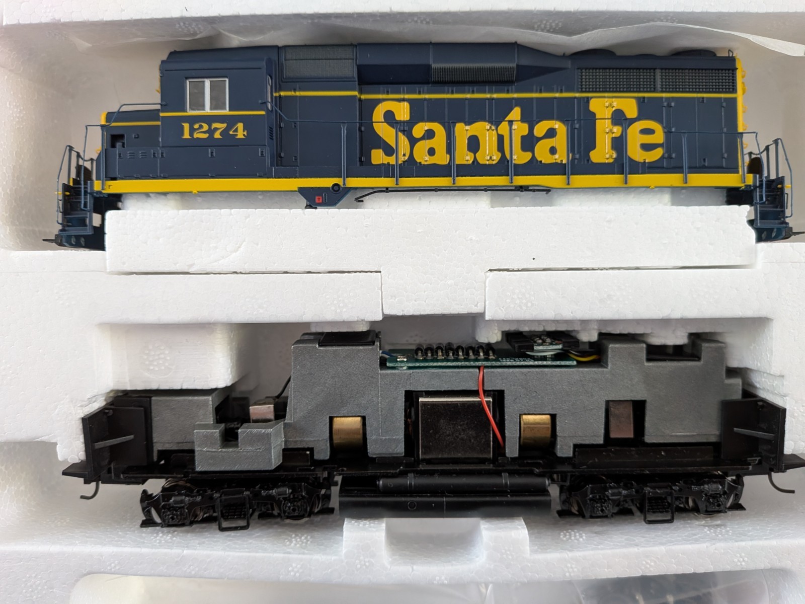 Proto 2000 HO GP30, Santa Fe #1274, Item #23093, DC Analog.