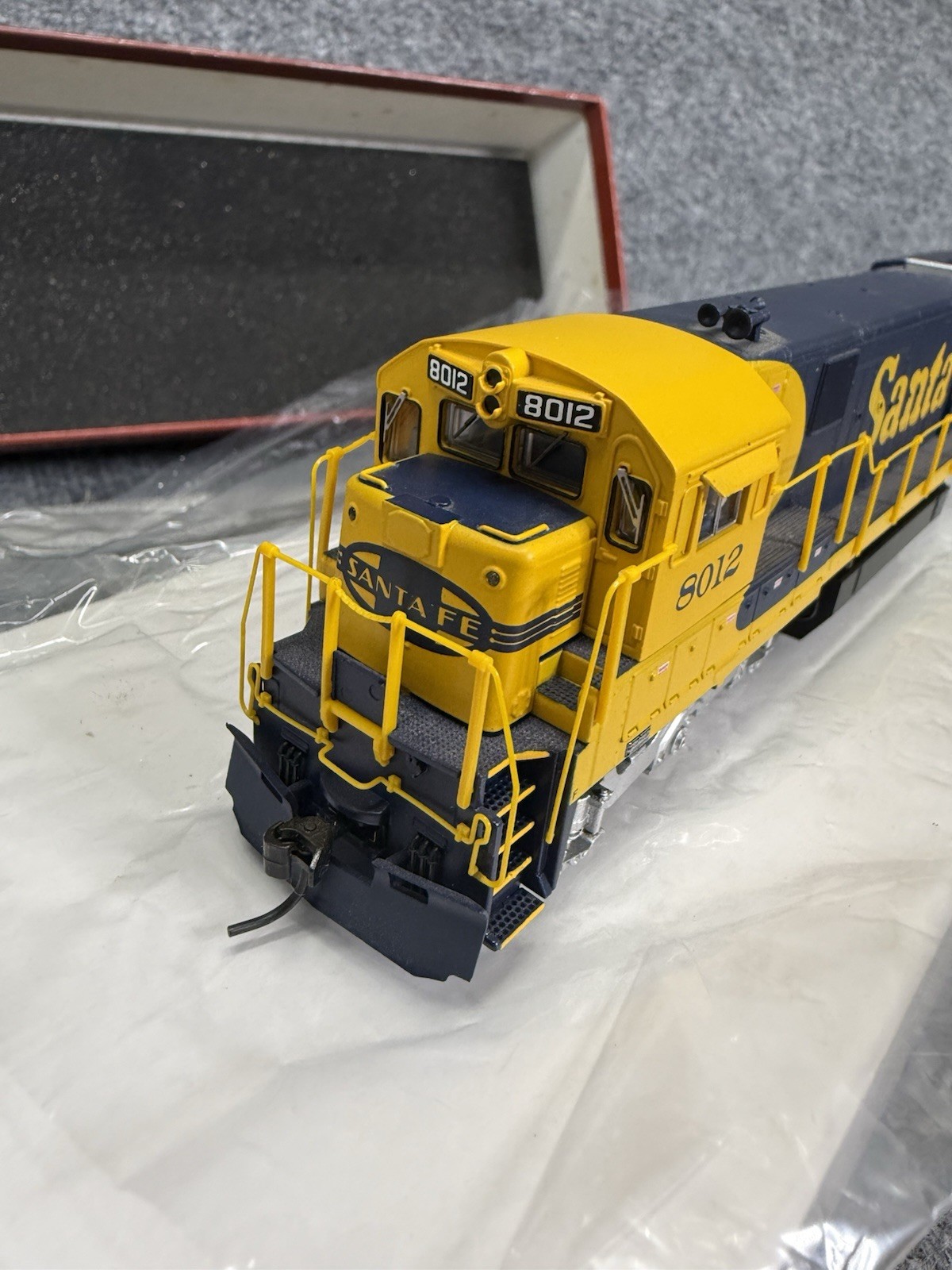 HO BLI Paragon 2 sound DC/DCC GE C30-7 ATSF #8012 Santa Fe Warbonnet blue/yellow