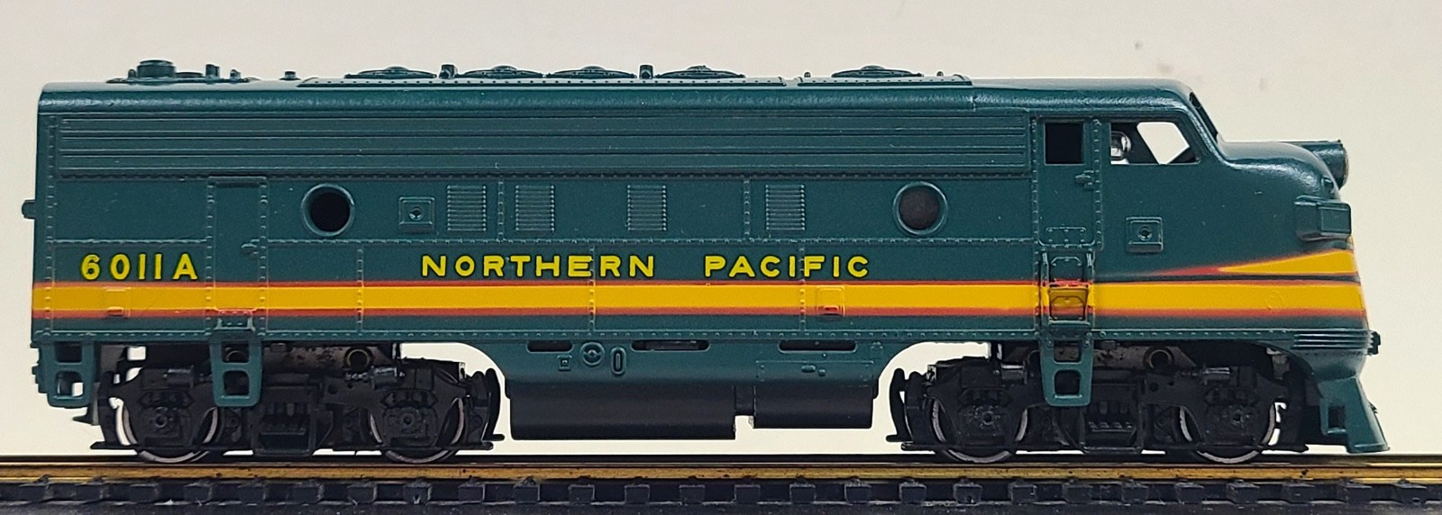ATHEARN #3229, F7A SUPER PWR, NORTHERN PACIFIC #6011A, DIESEL LOCO, HO