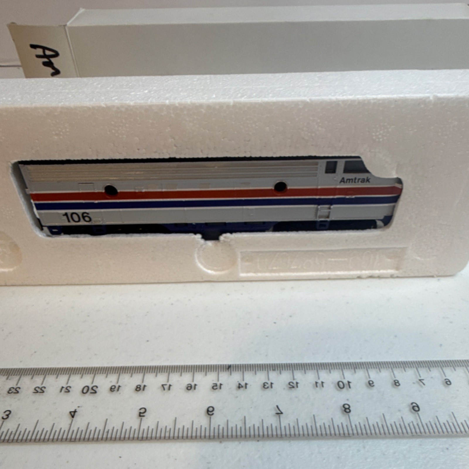 Amtrak HO Diesel Locomotive #106 Analog Silver Red White Blue Plastic