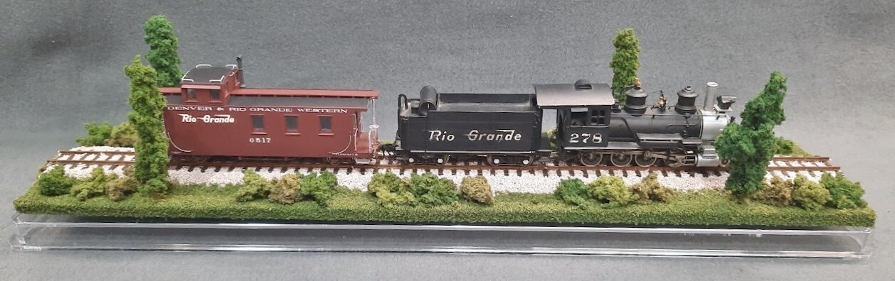 HOn3 SCALE 16″ SINGLE TRACK- NARROW GAUGE- “SUMMER SCENE” DISPLAY CASE- FOR HOn3