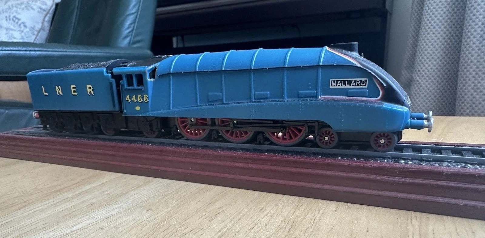 LNER A4 Class Mallard 4468 Steam Locomotive DC Analog w/ Tender and Track