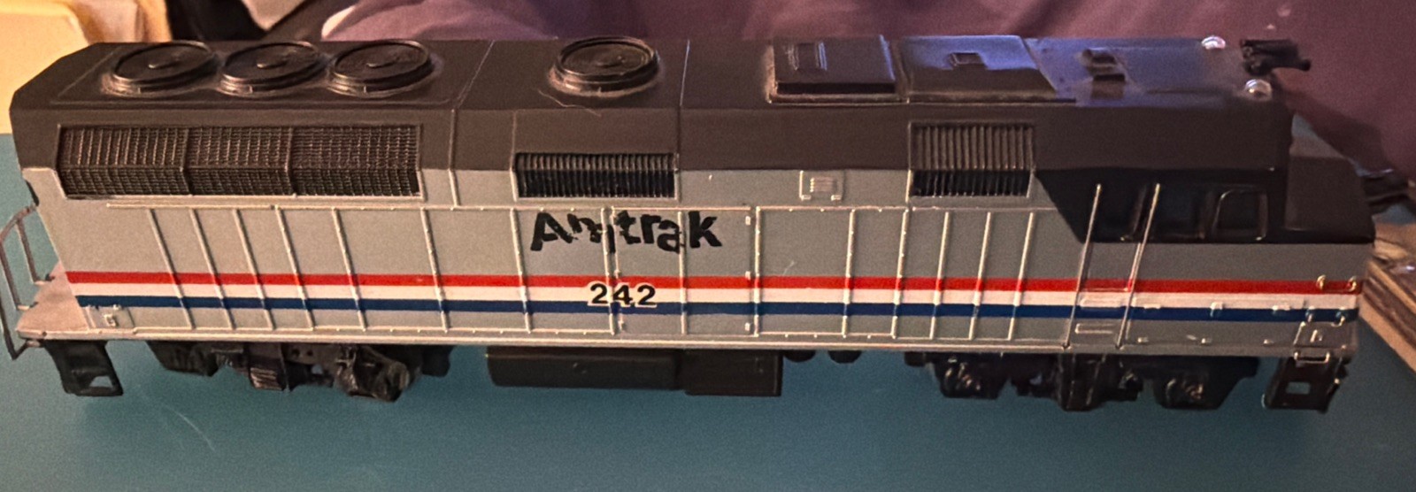BACHMANN SPECTRUM HO LOCOMOTIVE DIESEL EMD F40PH AMTRAK #242 REF 87018