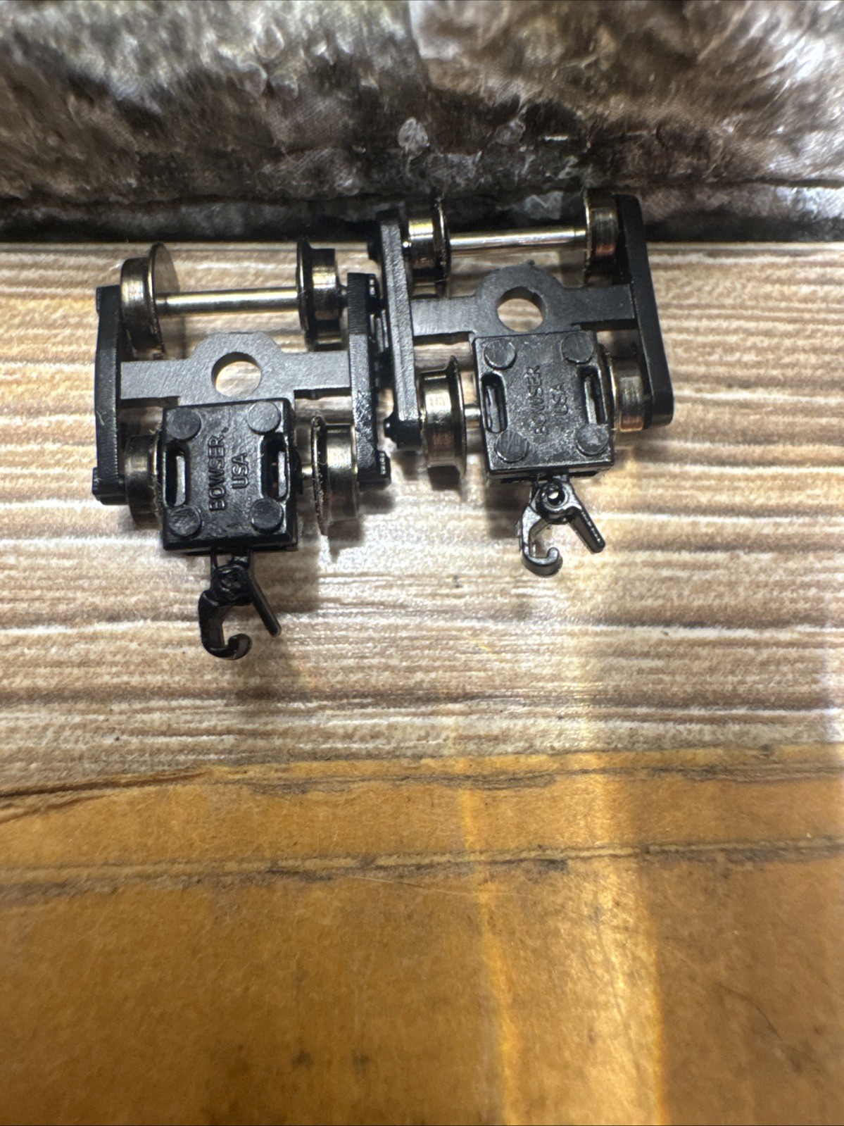 Bowser USA Z SCALE 70-TON ASF TRUCKS W/ 33″ METAL WHEELS (1 PAIR) With Coupler