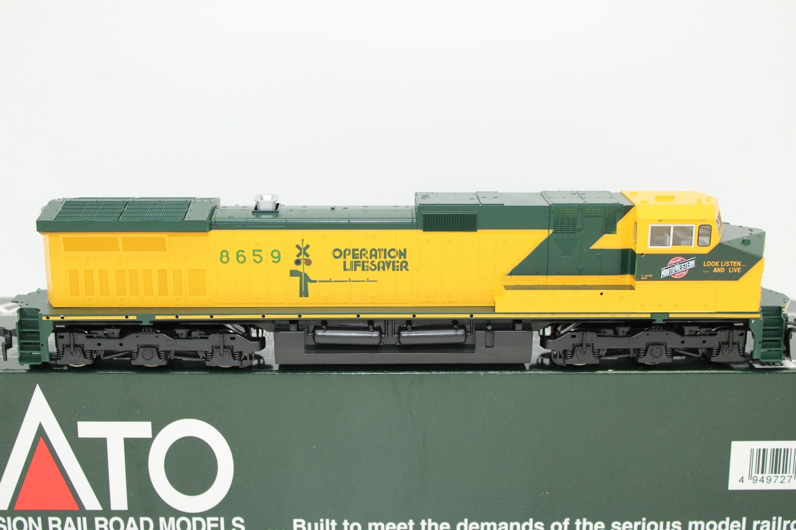 Kato HO C&NW Chicago Northwestern Dash 9 GE C44-9W Diesel Locomotive DCC Ready
