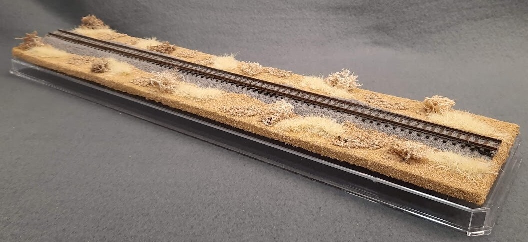N SCALE 16″ SINGLE-TRACK DISPLAY CASE -“DESERT SCENE” FOR ANY N SCALE TRAINS