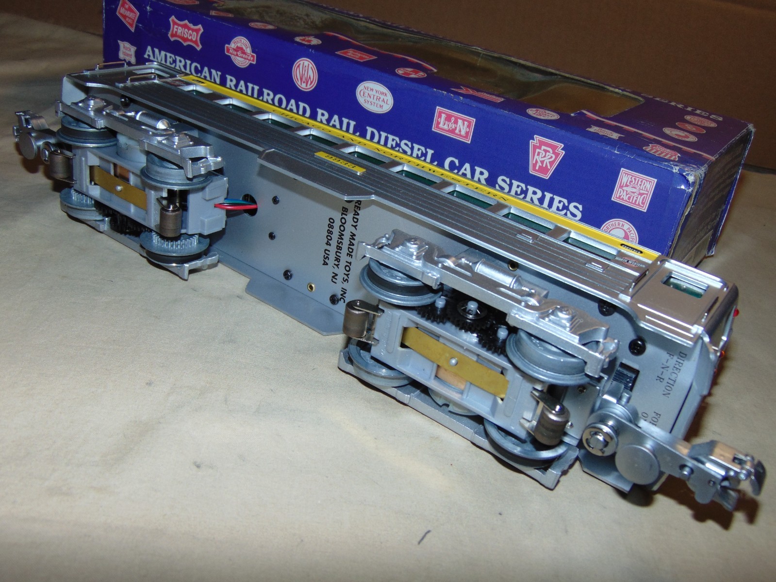 RMT 5411 CHICAGO NORTHWESTERN 9933 POWERED RDC 2 MOTOR DIESEL RAILCAR + BOX