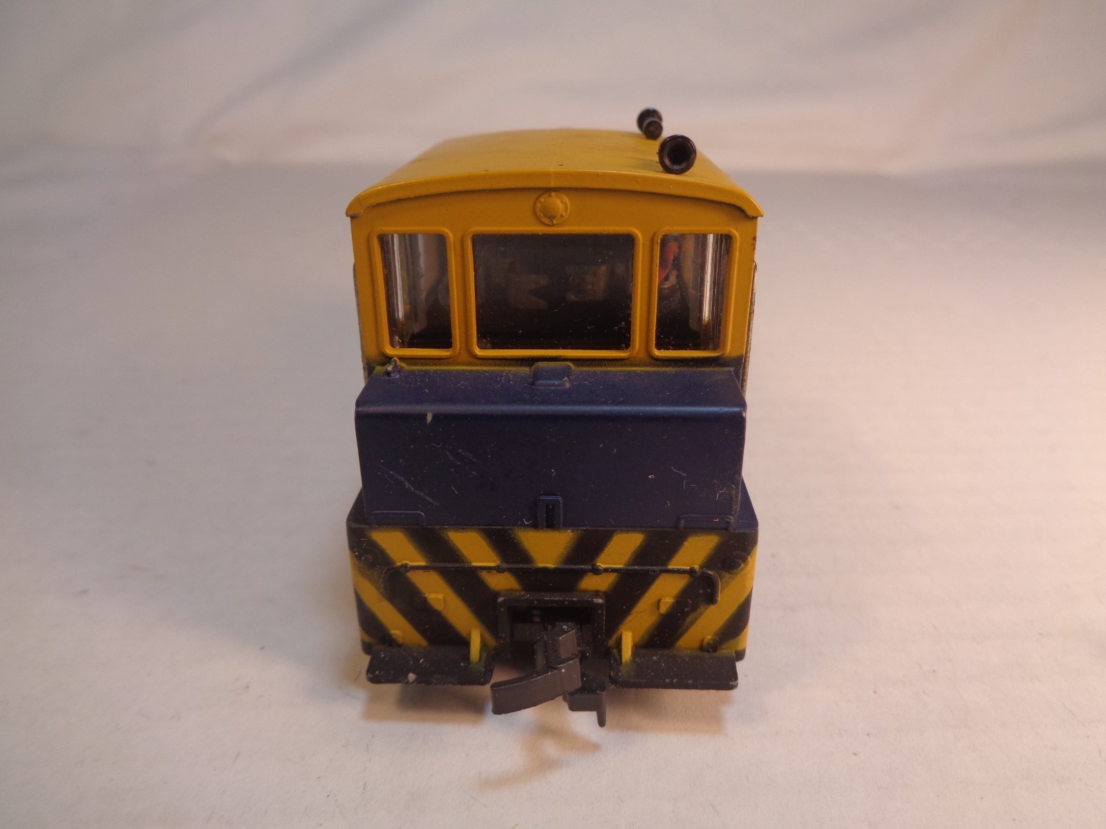 HO Scale AHM ATSF Critter Diesel Switcher #332-Bad Gear-Needs Repair