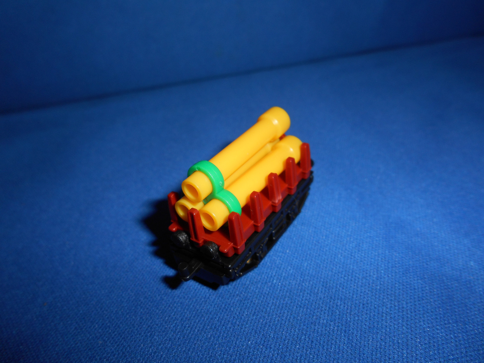 FREIGHT Rail TRAIN w/ CONSTRUCTION PIPES CAR Plastic Kinder Surprise Egg N Scale
