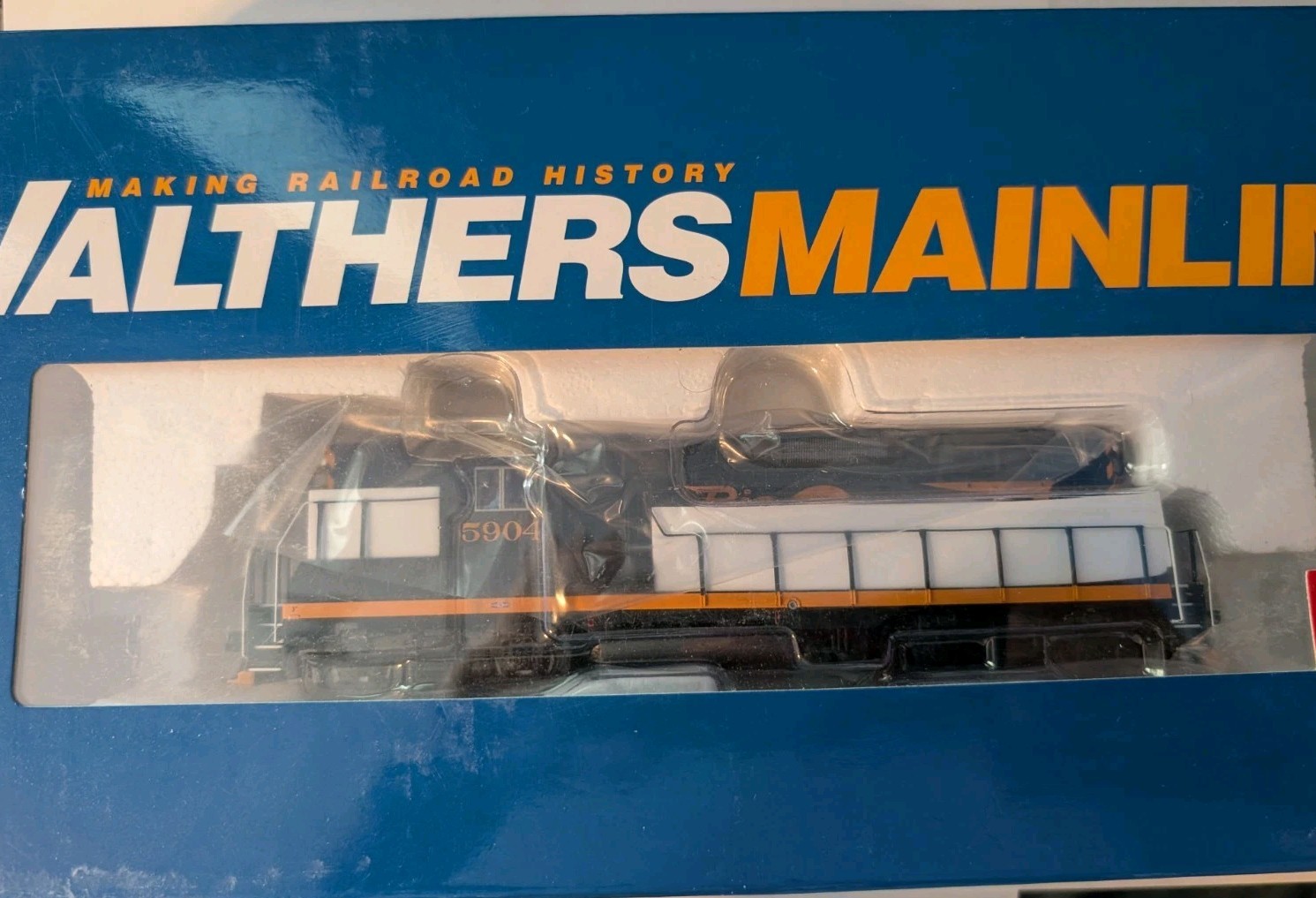 Walthers Mainline HO Scale Rio Grande 5904 Diesel Locomotive Black Orange