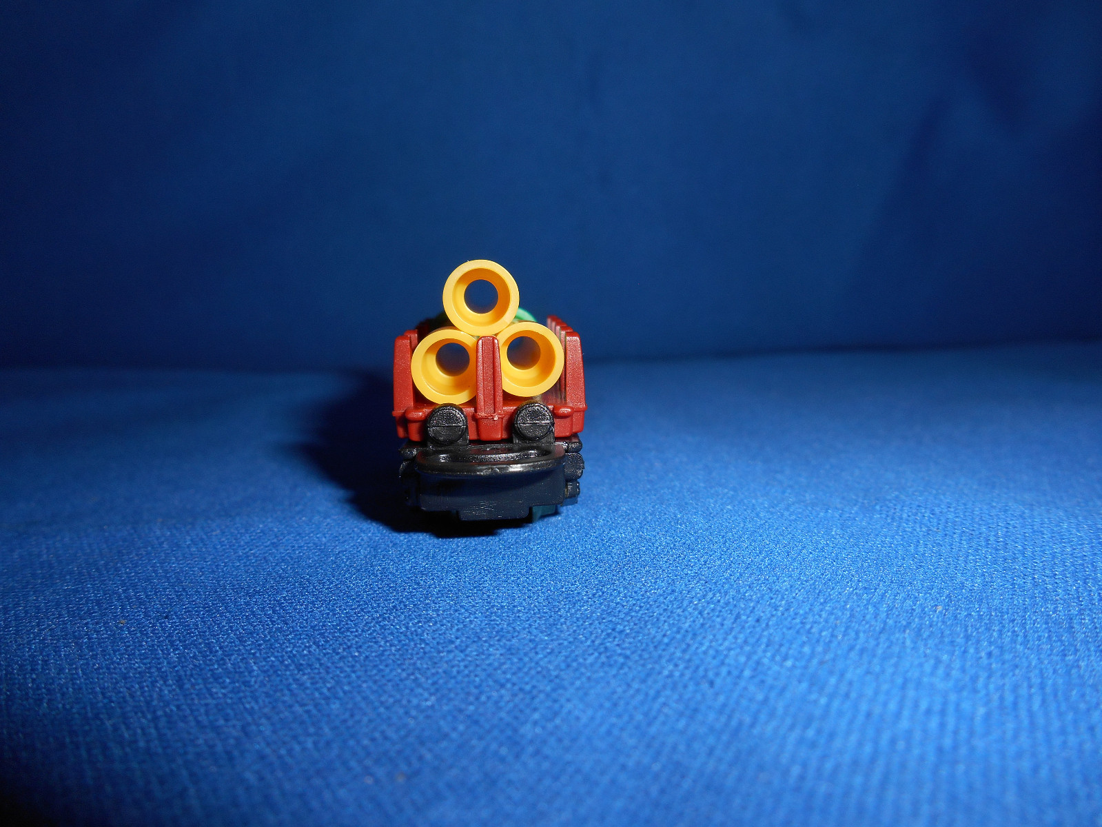 FREIGHT Rail TRAIN w/ CONSTRUCTION PIPES CAR Plastic Kinder Surprise Egg N Scale