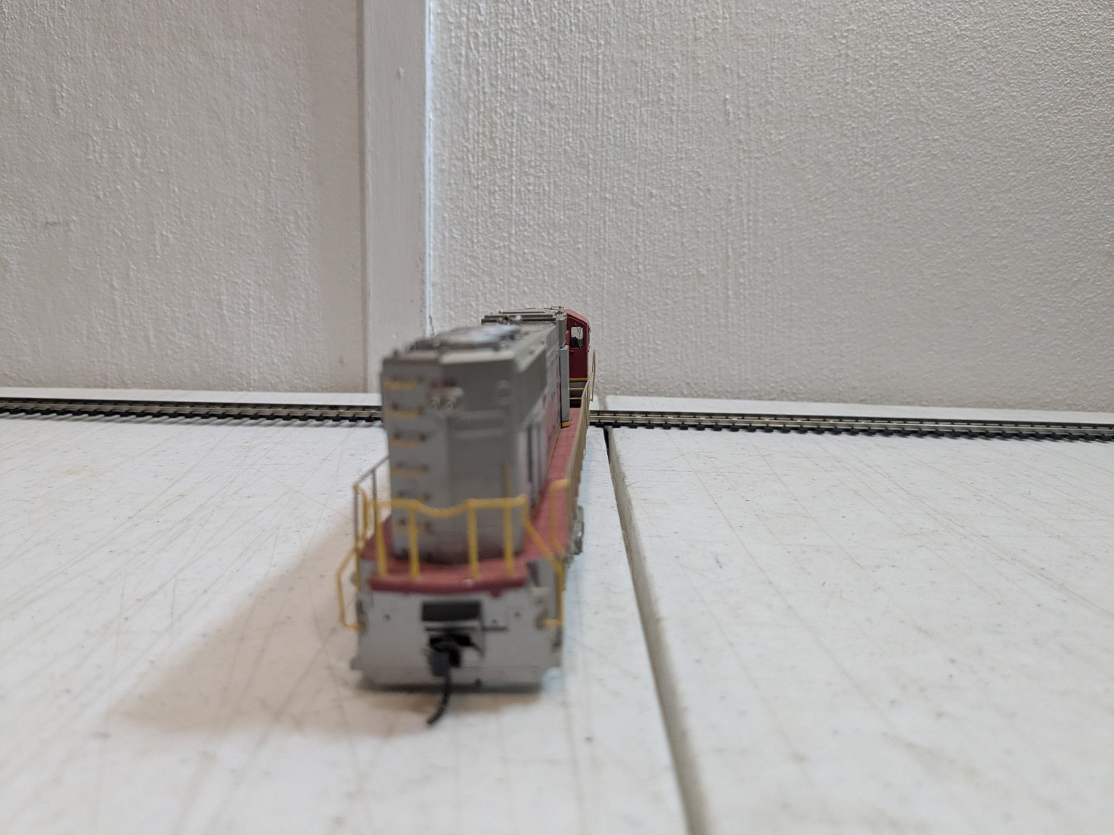 Genesis G62208 – Santa Fe #232 SD75M Diesel Locomotive – DC – HO Scale