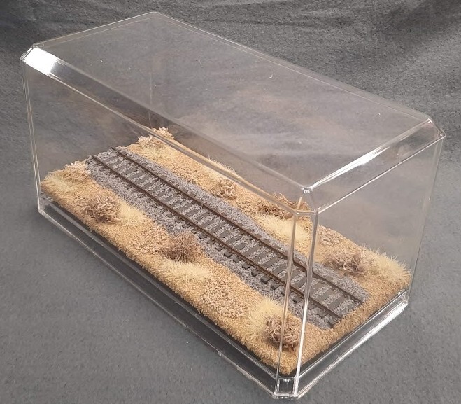 HO SCALE 9″ SINGLE TRACK DISPLAY CASE – “DESERT SCENE”- ANY HO TRAINS