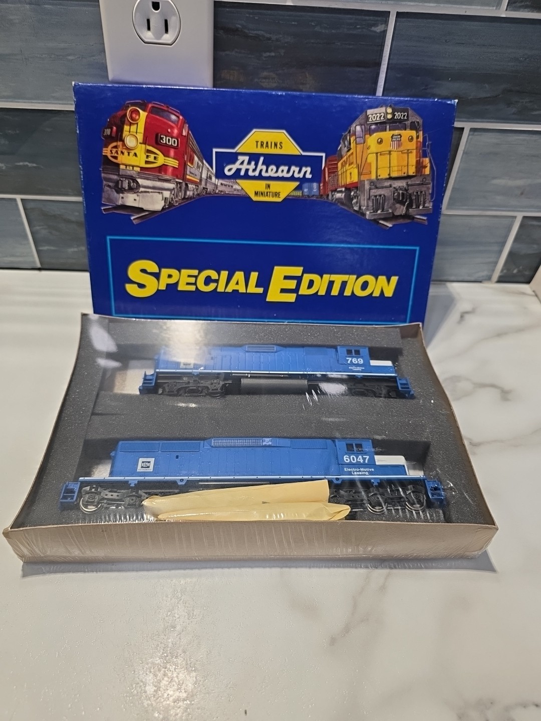 HO ATHEARN 2217 SPECIAL EMD LEASE ELECTROMOTIVE SD40-2 SHELL PARTS GP38-2 DUMMY