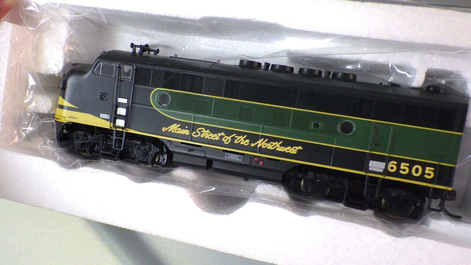 HO-InterMountain EMD F3A POWERED Locomotive in Opened Box * NP Northern Pacific