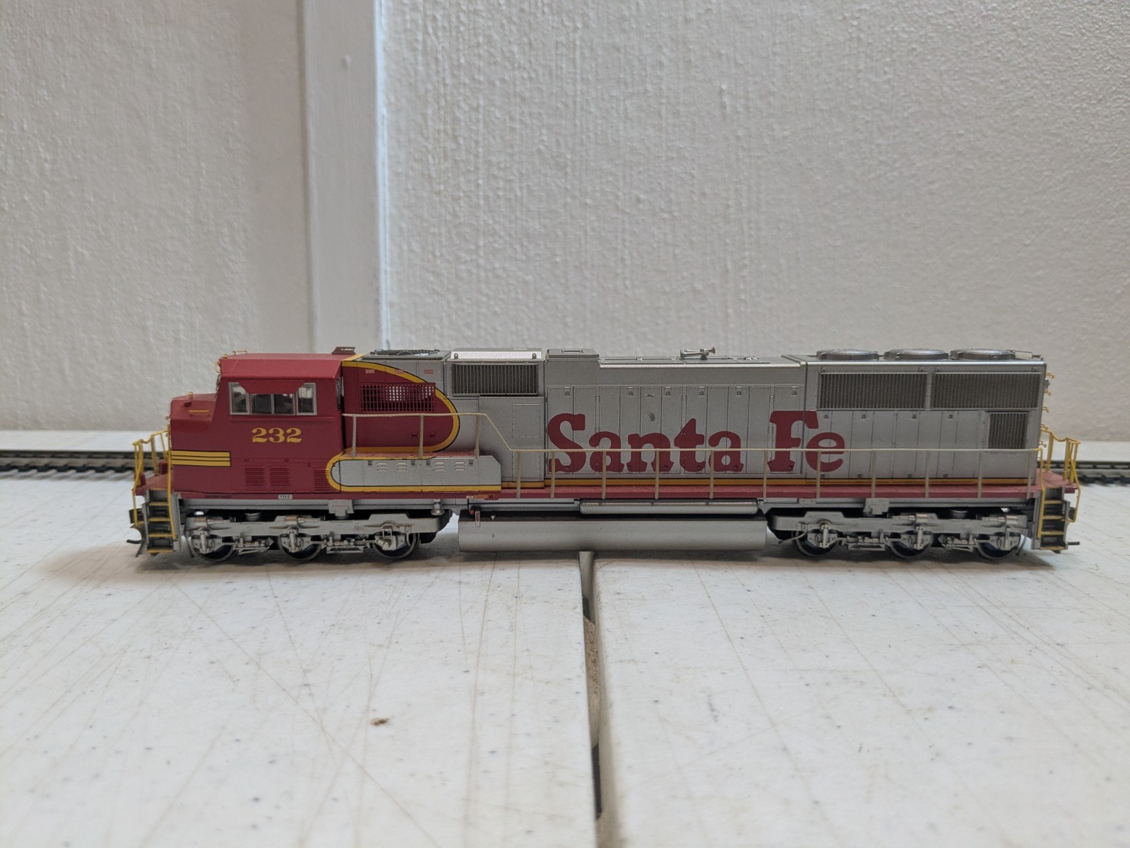 Genesis G62208 – Santa Fe #232 SD75M Diesel Locomotive – DC – HO Scale