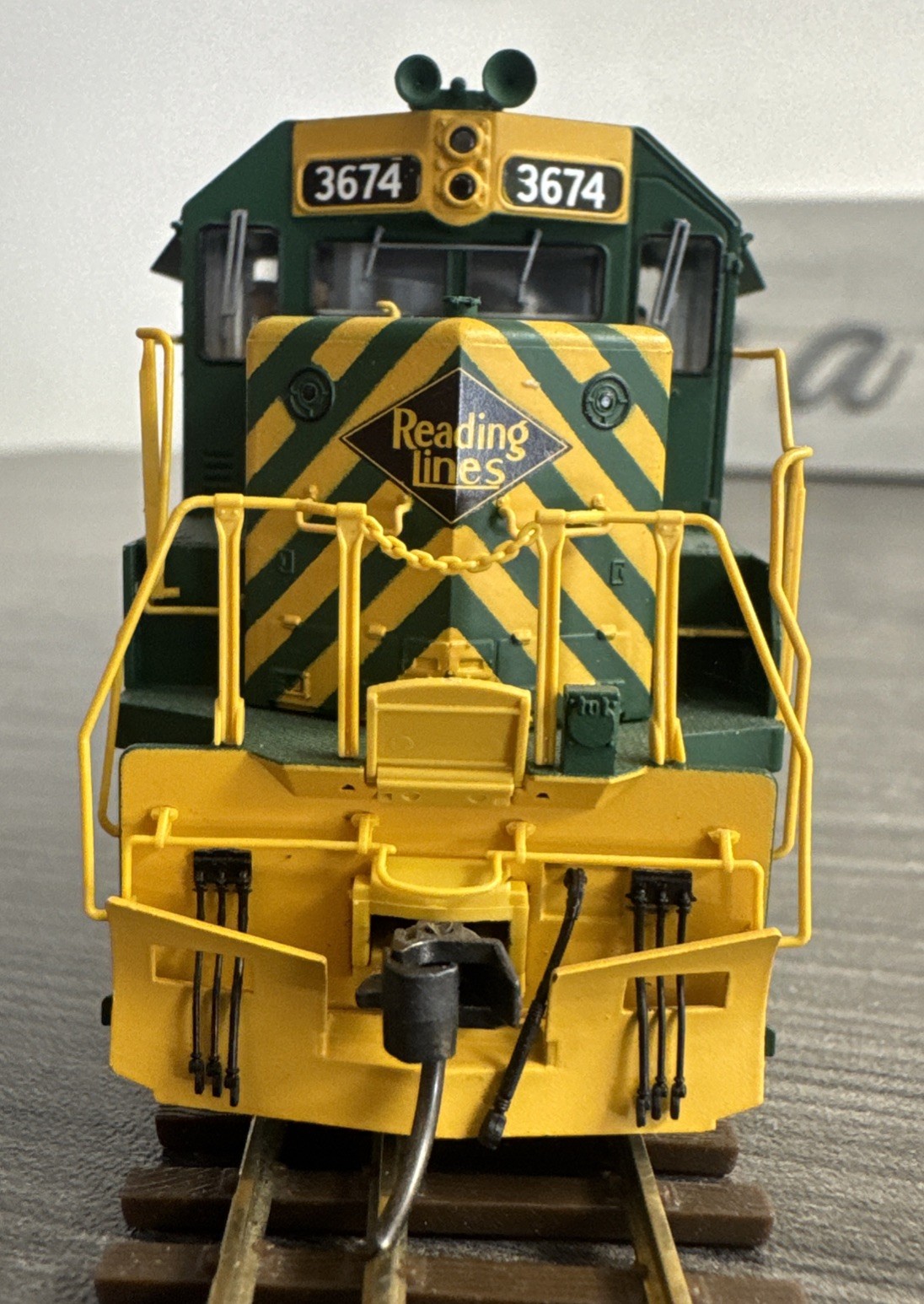 Atlas Master Series Gold HO #10000413 Reading GP40-2 #3674 – DOES NOT RUN!