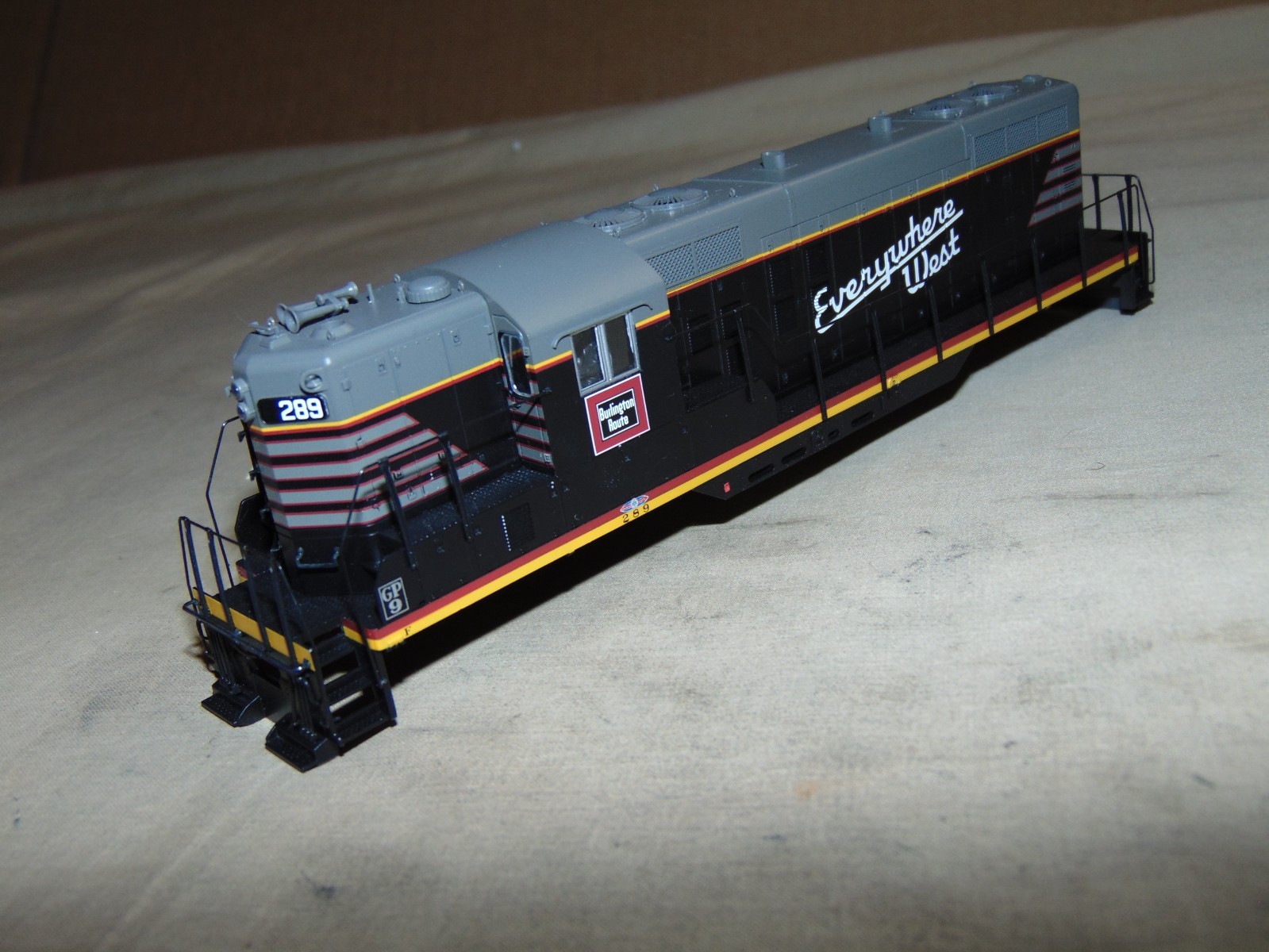 WALTHERS PROTO HO 920-31132 BURLINGTON GP9 CAB 289 SHELL ONLY #12