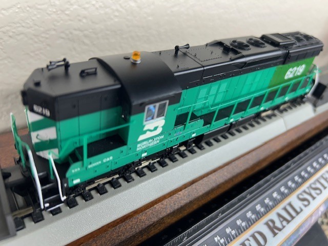 BURLINGTON NORTHERN PATCH SD9 HIGH HOOD LOCO- DCC – HO Scale “QUANTUM SOUND” NEW