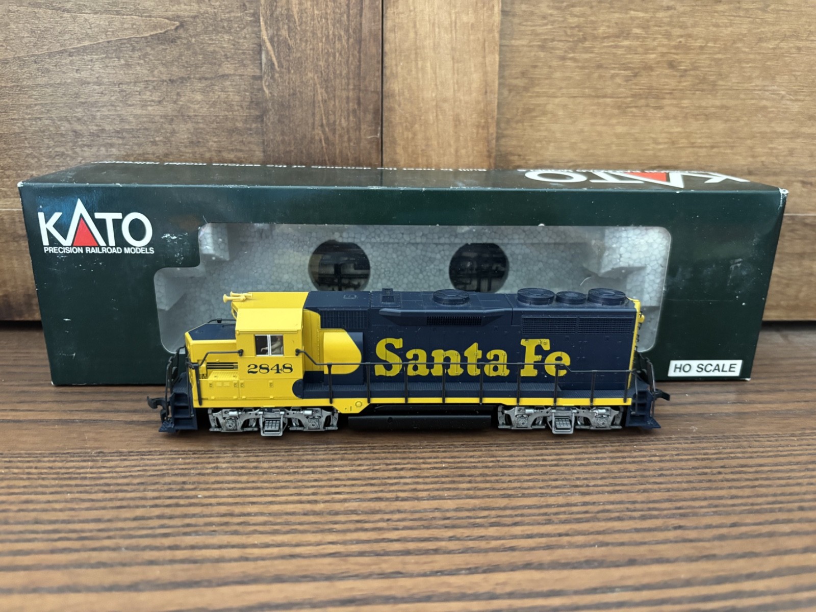 KATO HO Santa Fe 37-042 2848 GP35 Locomotive Runs Well