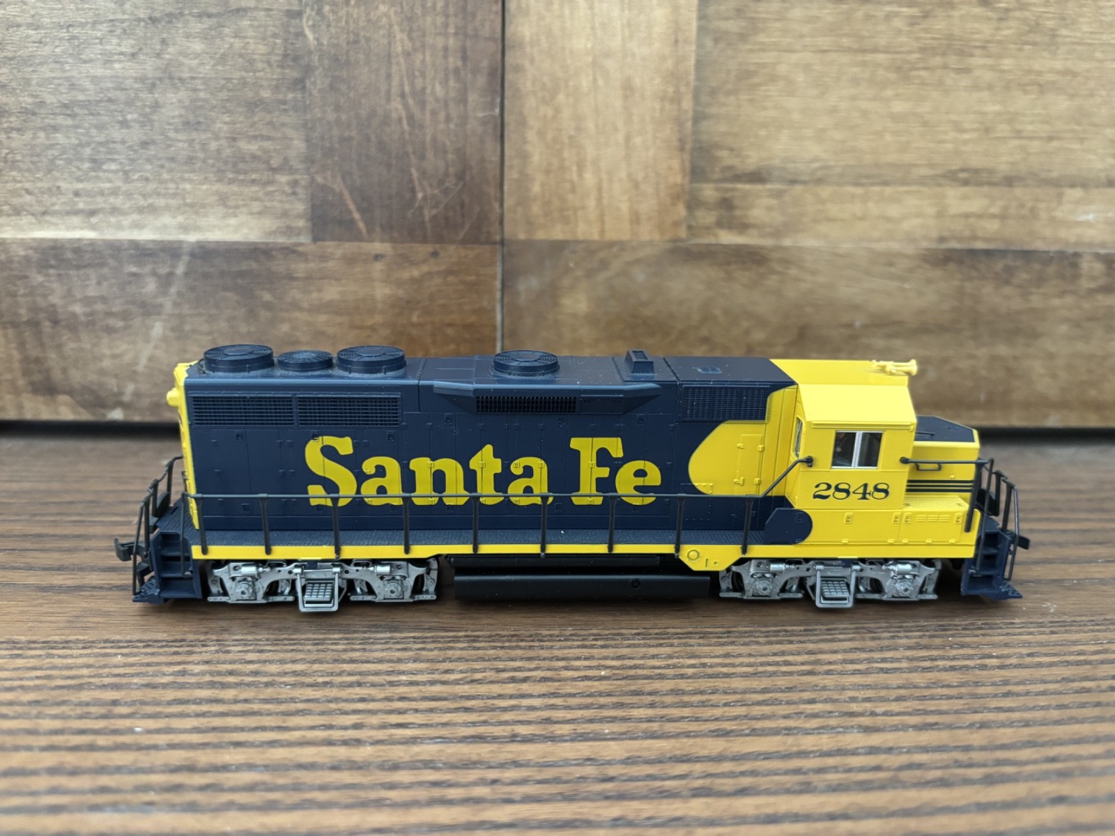 KATO HO Santa Fe 37-042 2848 GP35 Locomotive Runs Well