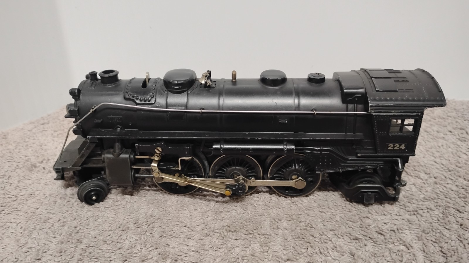 Lionel Postwar Locomotive 224 with Lionel Lines Coal Tender 2466WX. (00)